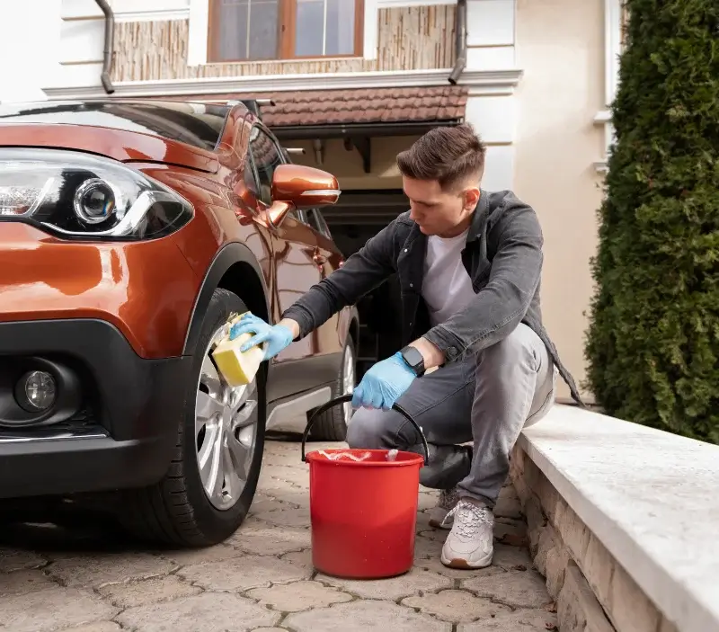 Lavage auto à domicile Bourgogne-Fresne : professionnel intervenant sur un véhicule